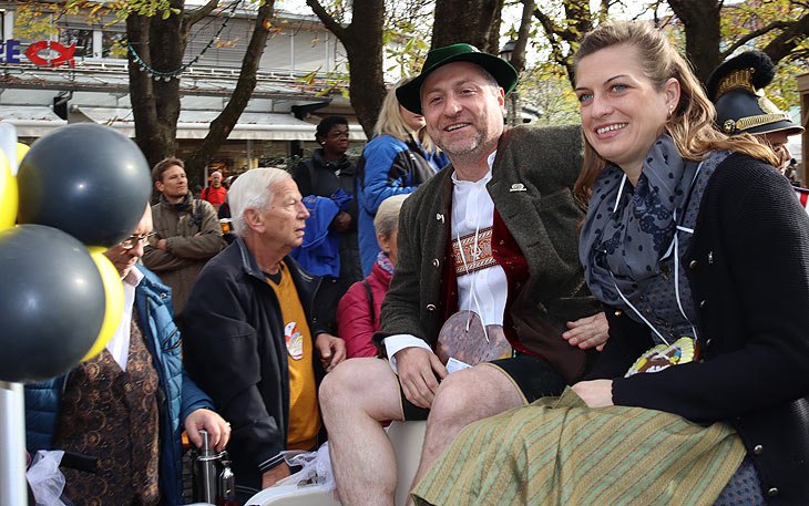 Prinz Max und Prinzessin Vanessa auf dem Viktualienmarkt(©Foto:Martin Schmitz)